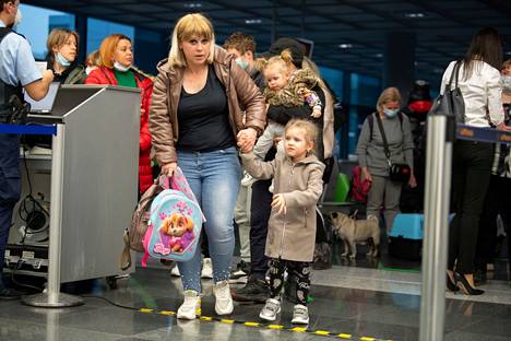 YK:n pakolaisjärjestön mukaan yli 439 000 ihmistä on paennut Ukrainasta Moldovaan. Pienen maan kyky ottaa pakolaisia vastaan on ollut koetuksella. Osa pakolaisista on siirretty muihin maihin. Nämä pakolaiset saapuivat Moldovasta Saksaan 25. maaliskuuta.