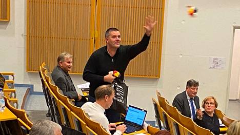 Sastamalan kaupunginvaltuustossa kokoomuksen valtuutettu Kari Kaaja jakoi uimaleluja muille valtuutetuille heti uimahalliäänestyksen jälkeen.