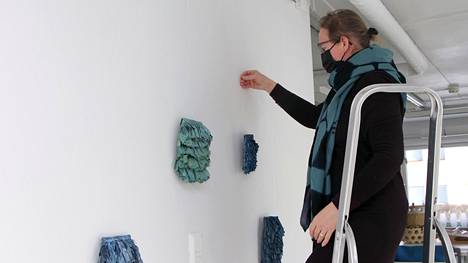 Artenomi ja tekstiilialan ammattiopettaja Marjo-Riitta Kaminen-Kandelin ripusti teoksiaan esille Taitokeskus Mäntän galleriatilassa. Kaminen-Kandelinin näyttely on esillä maalis–huhtikuun.