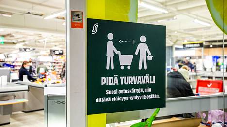 Näin asiakkaita ohjeistetaan huolehtimaan turvaväleistä Koskikaran kauppakeskuksessa Valkeakoskella. Kuva on otettu 21. joulukuuta.