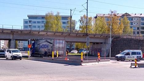 Kuorma-auto jäi kiinni Tampereen Mustanlahden siltaan. Mustanlahden risteyksen sillan korkeus on noin 4 metriä.