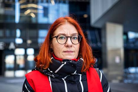 Inflaatio on  iskenyt kovaa siivojiin ja kiinteistönhoitajiin, sanoo Pamin puheenjohtaja Annika Rönni-Sällinen. Hän tapasi torstaiaamuna lakkovahteja Tampereen Nokia-areenalla aamuyhdeksältä.