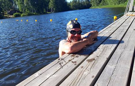Jaakko Jäntti ui pari viikkoa sitten Ruotsinpyhtäällä Strömforsin ruukilla valmistautuakseen uimakoitokseen. ”Olimme muutaman päivän minikesälomalla. Joka paikassa tietysti uidaan, missä mahdollista”, hän kertoo. Jäntillä on liikunnallinen perhe. Myös hänen vaimonsa ja tyttärensä uivat.