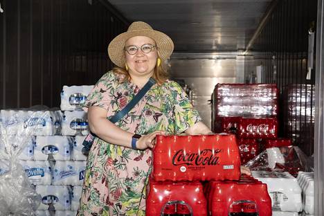 Linda Hirvelä myy juomia K-Citymarketin edustalla myyntikontista.