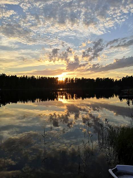 ”Kokemäen Pitkäjärven ehtoota parhaimmillaan...on aika auringonlaskun.....”, kirjoittaa Vesa Puhilas. 