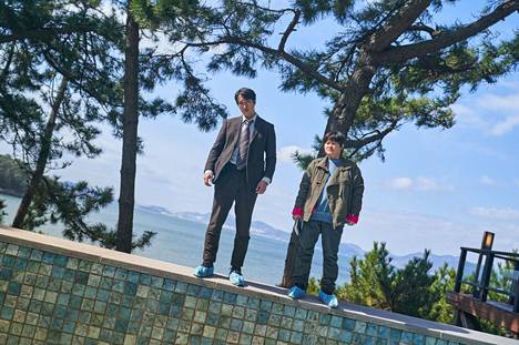 Etsivät (Park Hae-il) ja (Kim Shin-Young) tarkkailevat todisteita murhapaikalla elokuvassa Decision to Leave.