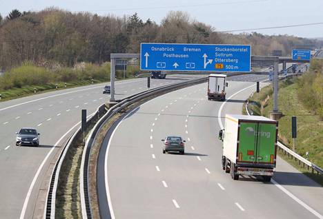 Saksa on jatkanut eristysmääräyksiä ainakin yli pääsiäispyhien. Autojen ja rekkojen virta oli tavallista verkkaisempi A1-moottoritiellä lähellä Pohjois-Saksan Sottrumia pitkänäperjantaina.