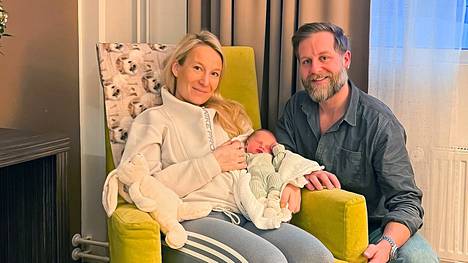 Vanhemmat Päivi Itkonen-Melartin ja Jonathan Melartin sekä Taysin tämän vuoden ensimmäisenä syntynyt vauva aloittivat perhe-elämän potilashotellissa.