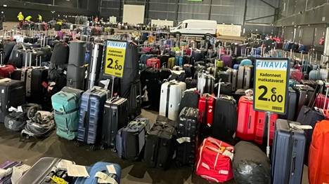 Huijauspäivityksessä Facebookissa on kuva isosta hallista täynnä erilaisia 2 euron hintaan ”myynnissä olevia” matkalaukkuja.