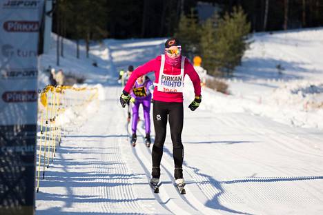 Järjestäjät uskovat, että tänä vuonna päästään jälleen hiihtämään Pirkan Hiihto. Vuodelta 2019 olevassa kuvassa etualalla vauhdissa Pirkan Hiihdon naisten ykkönen Heini Hartikainen.