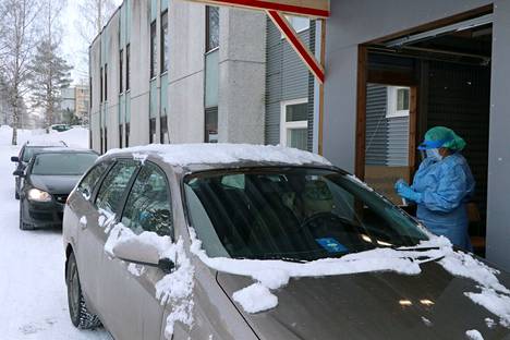 Drive in -koronatestausta Raumalla viime talvena. 