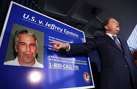 Miljardööri Jeffrey Epsteiniä syytettiin kymmenien alaikäisten hyväksikäytöstä ja parittamisesta. 
