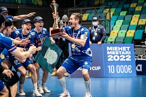 Classic pääsi juhlimaan miesten Suomen cupin voittoa, kun kapteeni Janne Lamminen nosti pokaalia.