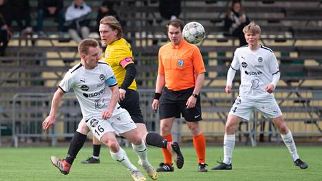 Tuomas Lähdesmäen (vas.) FC Haka juniorit jätti Niko Willandtin (C) PP-70:n nollille Kaupissa koskilaisten tehtaillessa itse kaikkiaan viisi maalia.