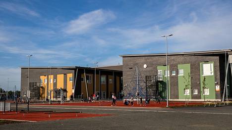 Porin Pohjoisväylän koulu aloitti toimintansa vastavalmistuneissa tiloissa syksyllä 2023. Oheen nousee vielä yläkoulu.
