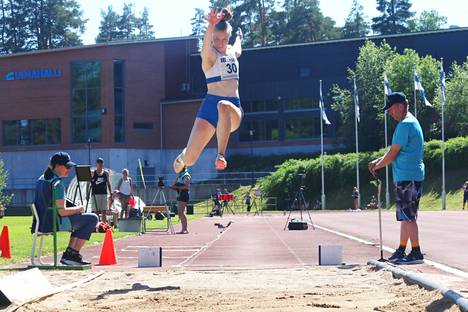 Jyväskylän Kenttäurheilijoiden Gia Reinholm vastasi juhannuskisojen parhaasta tuloksesta, kun hän hyppäsi pituudessa 628. Tulos ei ollut kuitenkaan tilastokelpoinen, koska myötätuulta oli hypyssä liikaa.