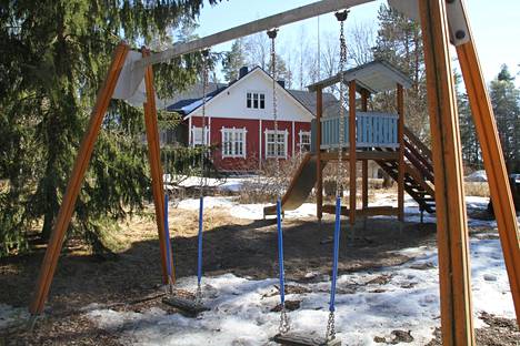 Onkemäen koulun pihassa on kaikkien kyläläisten vapaasti käytettävissä oleva leikkipuisto ja pihan toisella laidalla jääkiekkokaukalo.