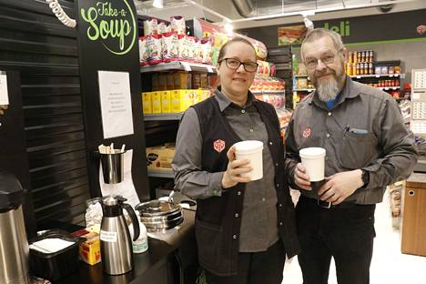 Kauppiaat Mia ja Jarmo Karhunen kertovat Koskikeskuksen M-Marketissa, että soppakulhosta moni syö kahtena päivänä.