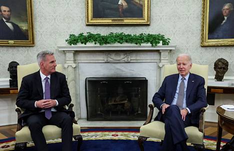 Yhdysvalloissa presidentti Joe Biden ja republikaanijohtaja Kevin McCarthy keskustelivat velkakatosta maanantaina.