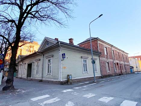 Porin vanhimpana talona tunnettu puurakennus ja sen viereen vuonna 1914 rakennettu tiilirakennus muodostivat 1960-luvun alkuun saakka poliisiaseman. Rakennukset sijaitsevat Isolinnankadulla.