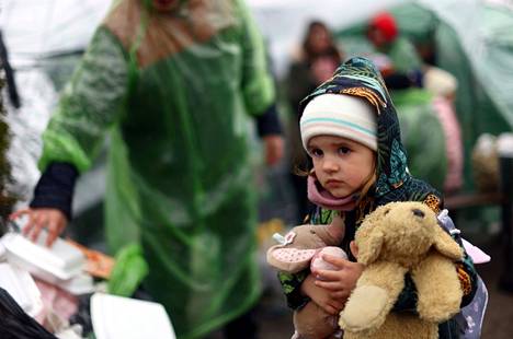 Venäjän aloittama hyökkäys käynnisti suurimman pakolaiskriisin Euroopassa sitten toisen maailmansodan. Valtaosa sotaa Ukrainasta paenneista on ollut naisia ja lapsia. Ukrainalainen pakolaislapsi piteli pehmoleluja sylissään Ukrainassa lähellä Puolan rajaa sijaitsevassa Šehynin kaupungissa 31. maaliskuuta 2022.