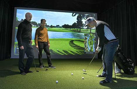 Rauman Golf Studion perustaneet Ari Suonvieri (vas.), Kimmo Koivisto ja Juhani Nyroos treenaamassa studion vasta-avatulla kakkossimulaattorilla. Yrittäjänelikkoon kuuluu myös Samu Isosalo.