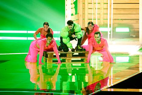 Käärijä ja tanssijat valtaavat Euroviisujen finaalilavan lauantai-iltana. Käärijä esiintyy numerolla 13.
