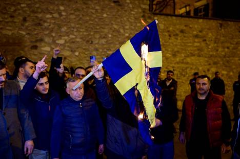 Ruotsin lippu poltettiin Ruotsin konsulaatin edessä Istanbulissa lauantaina 21. tammikuuta. 