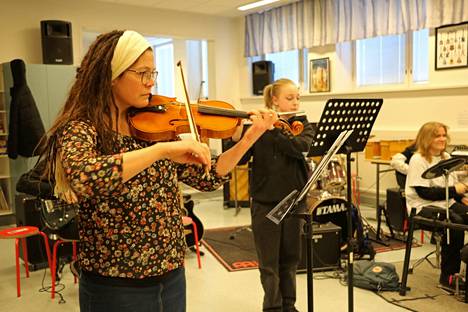 Turengin yhteiskoulun oppilaanohjaaja Sanniella Luukkainen on orkesterin viulisti. 