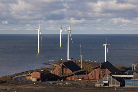 Tuulivoimaloita Porin Tahkoluodon edustalla lokakuussa 2022.