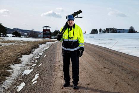 Tamperelainen lintuharrastaja Hannu Sippola valokuvattiin Hämeenkyrön Sarkkilassa keskiviikkona 30. maaliskuuta 2022 kello 11 jälkeen.