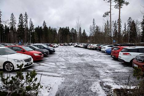 Taysin Itäparkissa oli tiistaina näin täyttä. Itäparkki on henkilöstön pysäköintialue, joka sijaitsee sairaalakompleksin itäpuolella Teiskontien, Arvo Ylpön kadun ja Lääkärintien rajaamalla alueella.