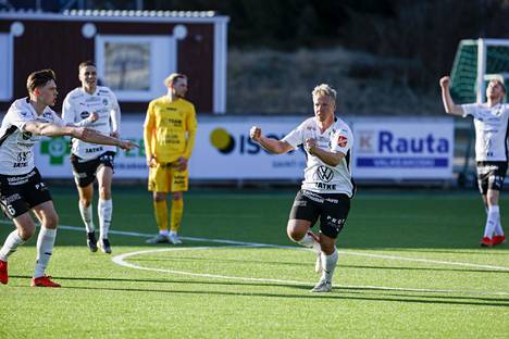 Oululaislähtöinen Tuure Siira innostui tuulettamaan itselleen harvinaista maalia, vaikka se syntyi entisen joukkueen verkkoon.
