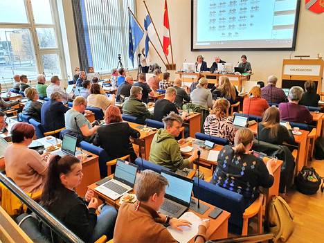 Esimerkiksi Valkeakosken kaupunginvaltuustossa on 43 kaupunginvaltuutettua. Kuva valtuuston kokouksesta 2.5.2022.