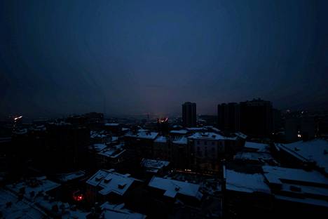Tältä näytti Ukrainan pääkaupunki Kiova keskiviikkoiltana 23. marraskuuta sen jälkeen, kun Venäjä iski alueen energiainfrastruktuuriin. Uutistoimisto AFP kertoi illalla, että Venäjä ampui noin 70 ohjusta päivän aikana