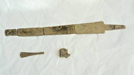 Paneliaisen pihanurmen alta löytynyt miekka oli  useana kappaleena. 