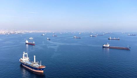 Kauppa-alukset odottivat Mustallamerellä pääsyä eteenpäin Turkin Istanbulissa, kun Venäjä ilmoitti lauantaina, että se aikoo vetäytyä viljanvientisopimuksesta. Ukrainalainen vilja on tärkeä erityisesti monien köyhien maiden ruokahuollossa.