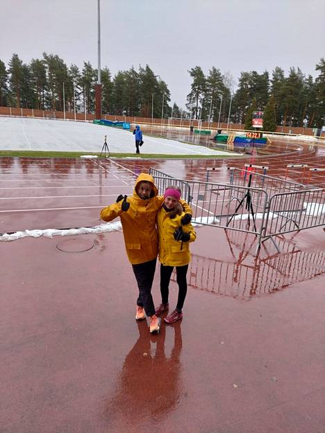 Sää ei suosinut kilpailijoita keskiviikon piirinmestaruuskisoissa, mutta Kaipolan Vireen Iida Tammista (vas.) ja Iida Tainia se ei häirinnyt.