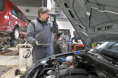 Käyttöauton henkilöautomekaanikko Erkki Tyni tarkistaa auton jäähdytinnesteen pakkaskestävyyden.