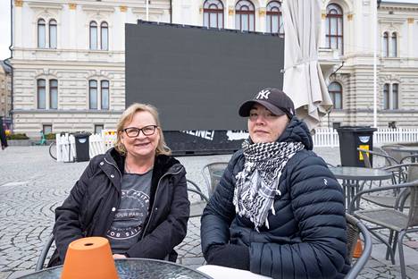 Eija Heikkilä (vas.) ja Carita Ahonen ottavat innolla jääkiekon MM-kisat vastaan.