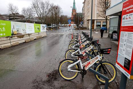 Kaupunkipyörät ilmestyvät Tampereen katukuvaan jälleen huhtikuussa ja kausi jatkuu lokakuun loppuun saakka. Kaupunkipyörät kuvattiin Mustanlahdenkadulla huhtikuussa 2022. 
