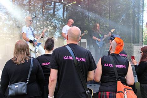 Festivaalijohtaja Häiriö Piirinen (kuvassa vasemmalla) soitti tämän vuoden Karmarockissa paitsi Maj Karman, myös Opunuin riveissä.