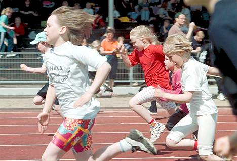 Koulujen väliset urheilukilpailut eri lajeissa liikuttavat satoja oppilaita, jotka eivät välttämättä kuulu urheiluseuroihin.