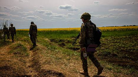 Ukrainan aluepuolustusjoukkojen jäseniä käveli lähellä Itä-Ukrainan Pokrovskin kaupunkia keskiviikkona 4. toukokuuta. 