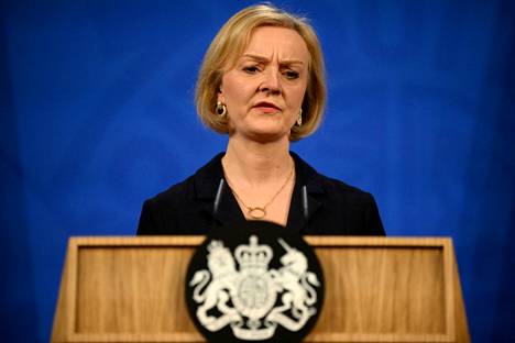 Pääministeri Liz Truss piti tiedotustilaisuuden perjantaina 14. lokakuuta. Hän kieltäytyi vastaamasta kysymyksiin siitä, millainen hänen uskottavuutensa on valtiovarainministerin erottamisen jälkeen, vaikka tämä oli toteuttanut pääministerin ajamaa politiikkaa.