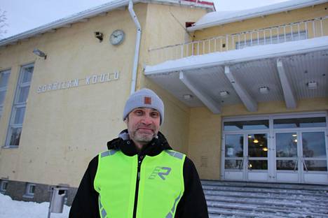Vuonna 1996 Sorrilan koulussa opettajana aloittanut Ari-Pekka Rastas on nykyisistä opettajista pisimpään taloon kuuluneita. Koululaisissa on tullut vastaan jo toisen polven sorrilalaisia. Pian Rastaan työpaikan osoite vaihtuu. 