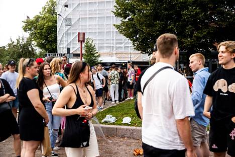 Blockfestin ensimmäisenä päivänä suuri osa lipun ostaneista jonotti useita tunteja Tampereen Ratinassa rannekkeenvaihtoon pääsyä.