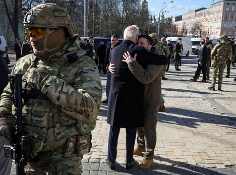 Presidentti Biden ja Zelenskyi halaavat sen jälkeen, kun he vierailivat sodassa kaatuneiden muistomerkillä.