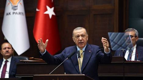  Turkin presidentti Recep Tayyip Erdoğan puhui puolueväelleen Ankarassa 1. kesäkuuta. Asiantuntija arvioi, että  Erdoğanilla voi olla ensi vuonna edessään haastavat vaalit. 
