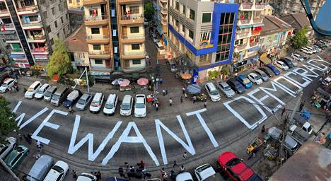 ”Me haluamme demokratian”, luki mielenosoittajien maalaamalla kadulla Myanmarin Yangonissa perjantaina 21. helmikuuta.